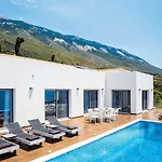 Villa Akti