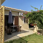 House With Garden In Peratata - 10' From City Center