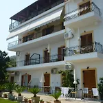 Makis Studios & Apartments