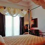 Chris Hotel