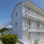 White House Studios & Apartments
