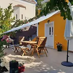 Theyellow House Fully Equipped 2Br Apartment