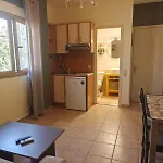 Helen'S Studios & Apartments