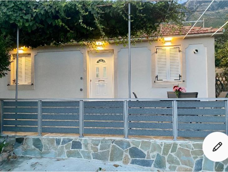 Dina's House 2 *